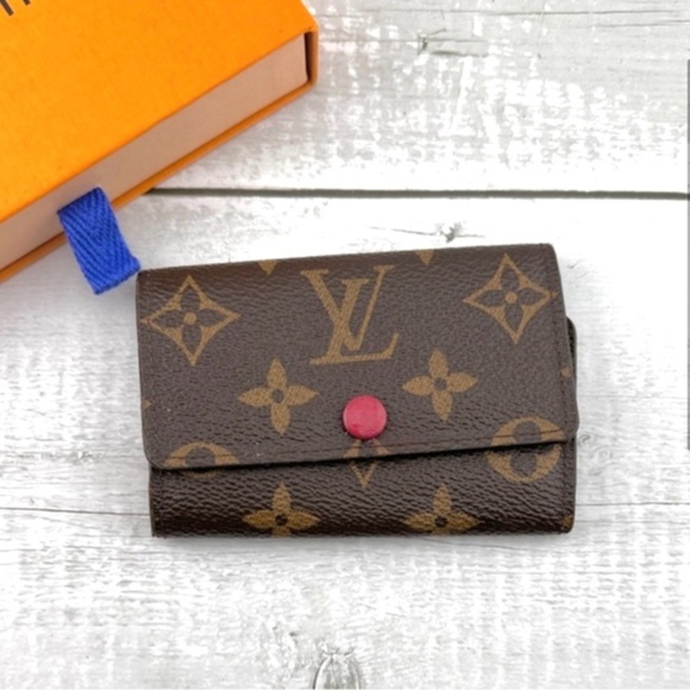 AUTHENTIC Louis Vuitton key holder. Monogram pattern. Magenta interior. - Picture 1 of 15